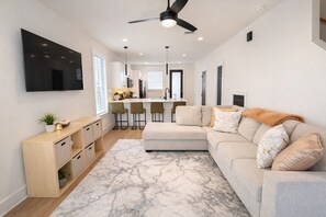 Living area - Modern 2BR Townhome - King + Queen - 20 Min to Downtown, IAH, & IAH - Gated (Houston)
