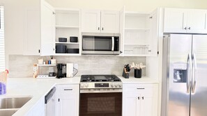 Private kitchen - Modern 2BR Townhome - King + Queen - 20 Min to Downtown, IAH, & IAH - Gated (Houston)