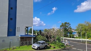 Ein Gebäude mit einer blauen Tür und einem parkenden Auto.