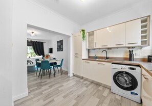 Een koelkast, een microgolfoven, een oven, een broodrooster
