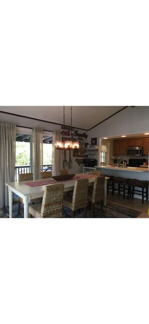 Dining - Beach by the Lake -Cozy Stay with Gorgeous Views (Pocono lake)