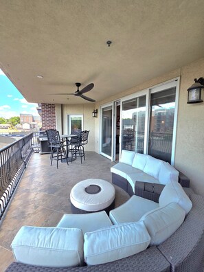 Outdoor dining - Luxury 2 bedroom/2 bath condo steps from Toomer's Corner Downtown Auburn (Auburn)