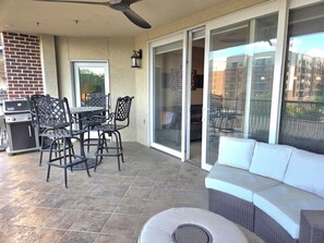 Outdoor dining - Luxury 2 bedroom/2 bath condo steps from Toomer's Corner Downtown Auburn (Auburn)