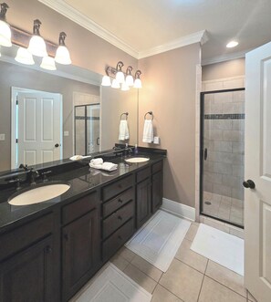 Shower, hair dryer, towels, soap - Luxury 2 bedroom/2 bath condo steps from Toomer's Corner Downtown Auburn (Auburn)