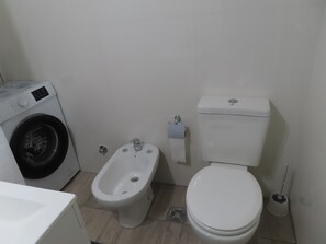 Shower, hair dryer, bidet, towels - Sarah's Apartment Buenos Aires (ABG)