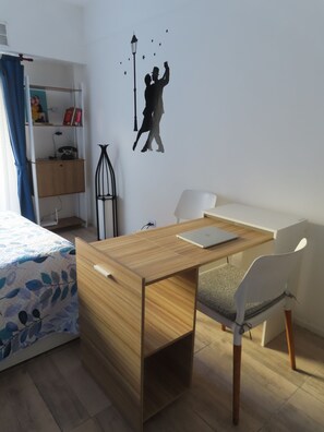 1 habitación, escritorio, tabla de planchar con plancha y wifi gratis 