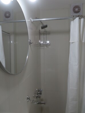 Shower, hair dryer, bidet, towels - Sarah's Apartment Buenos Aires (ABG)