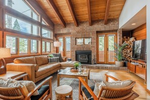 Living area - Unique + Modern + Fireplace + Pet Friendly, 3/2 (Mammoth Lakes)