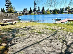Outdoor dining - Brown Door at Lake Serene (Lynnwood)
