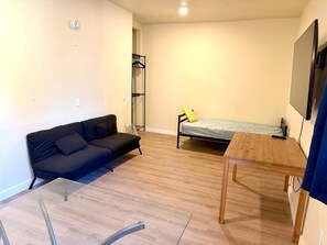 Iron/ironing board, WiFi, bed sheets