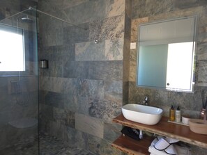 Dusche, Whirlpool, Haartrockner, Handtücher