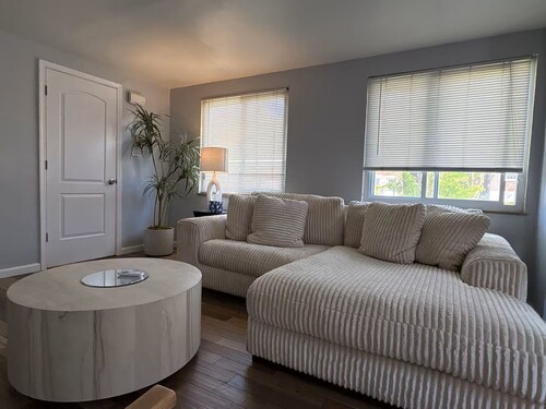 Cozy 2-bedroom apartment in peaceful Pittsburgh with AC