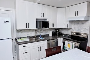 Private kitchen - "luxury home home near hospital | mall |college" (Prince George)