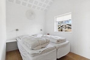 2 bedrooms, iron/ironing board, free WiFi - Holiday house directly on the beach - sea view (Svendborg)