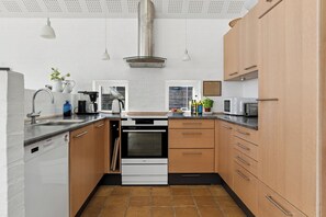 Kaffetrakter/tekoker, kjøleskap, mikrobølgeovn og ovn