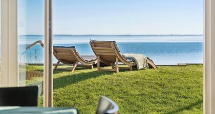 Holiday house directly on the beach - sea view