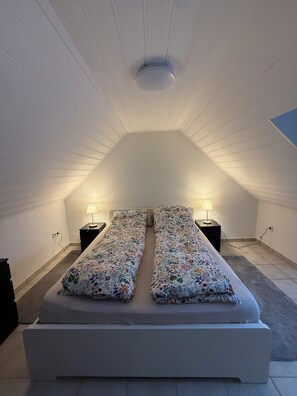 Een strijkplank/strijkijzer, gratis wifi, beddengoed