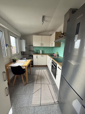 Een koelkast, een oven, een kookplaat, een vaatwasser