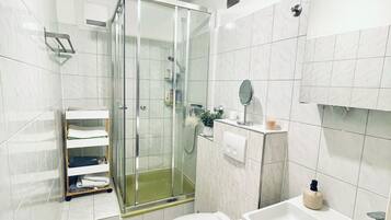 Dusche, Haartrockner, Handtücher, Seife