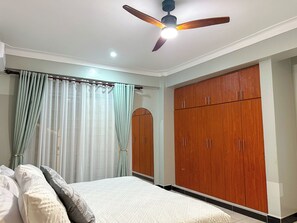 2 bedrooms, iron/ironing board, WiFi, bed sheets - BARKSDALE Homes Bukoto with KING SIZE BED AC. DSTV. NETFLIX. STANDBY GENERATOR (Kampala)