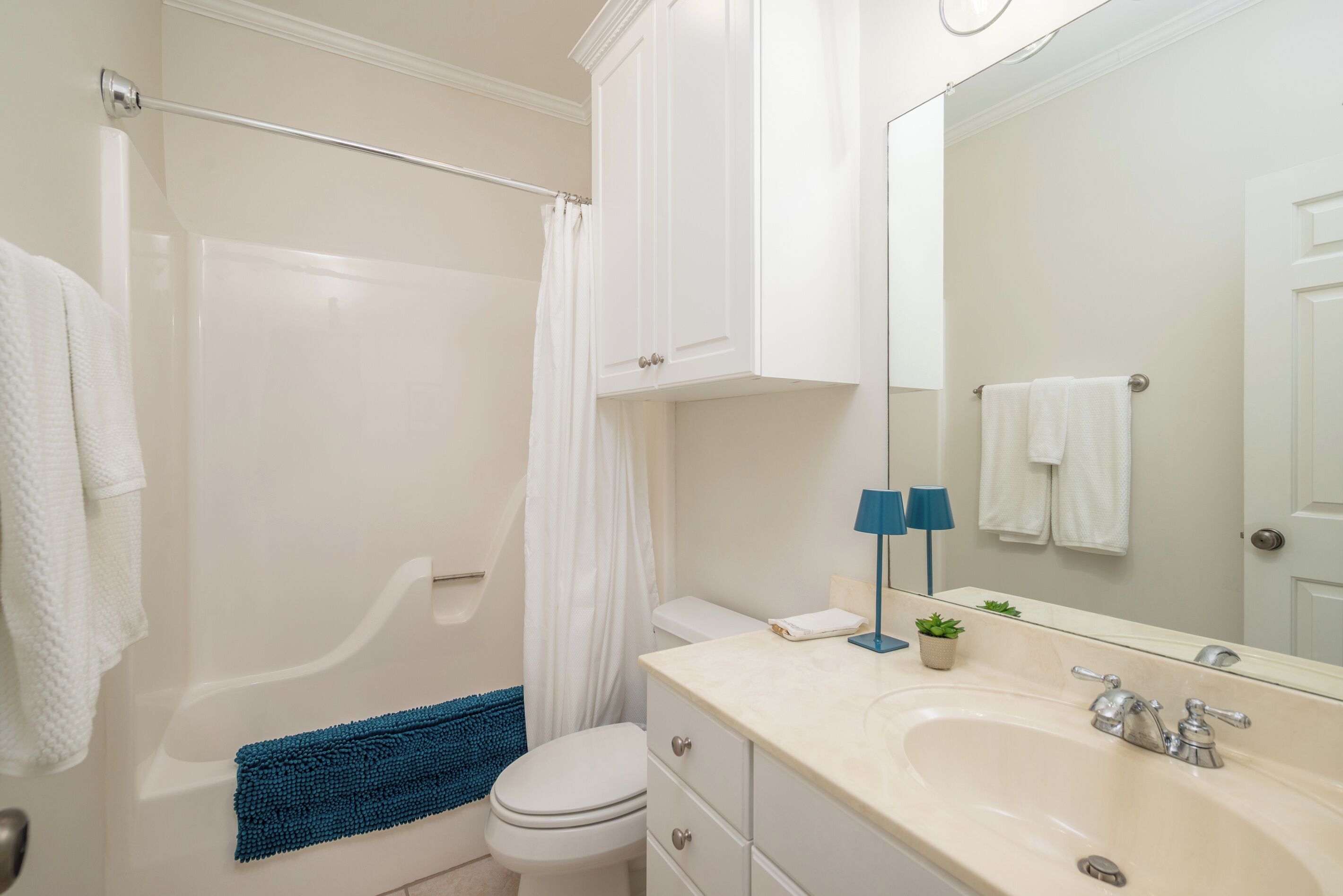 Une salle de bain avec une baignoire, des toilettes, un lavabo et un miroir.