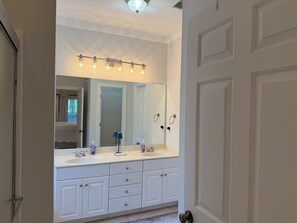 Shower, towels - New! Starkville Retreat | Walk to MSU (Starkville)