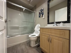 Secadora de cabello, toallas, jabón, papel de baño