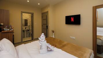 Klassieke kamer, 1 queensize bed, airconditioning, uitzicht op de stad | Een laptopwerkplek, verduisterende gordijnen, gratis wifi
