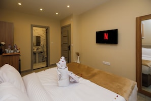 Klassieke kamer, 1 queensize bed, airconditioning, uitzicht op de stad | Een laptopwerkplek, verduisterende gordijnen, gratis wifi