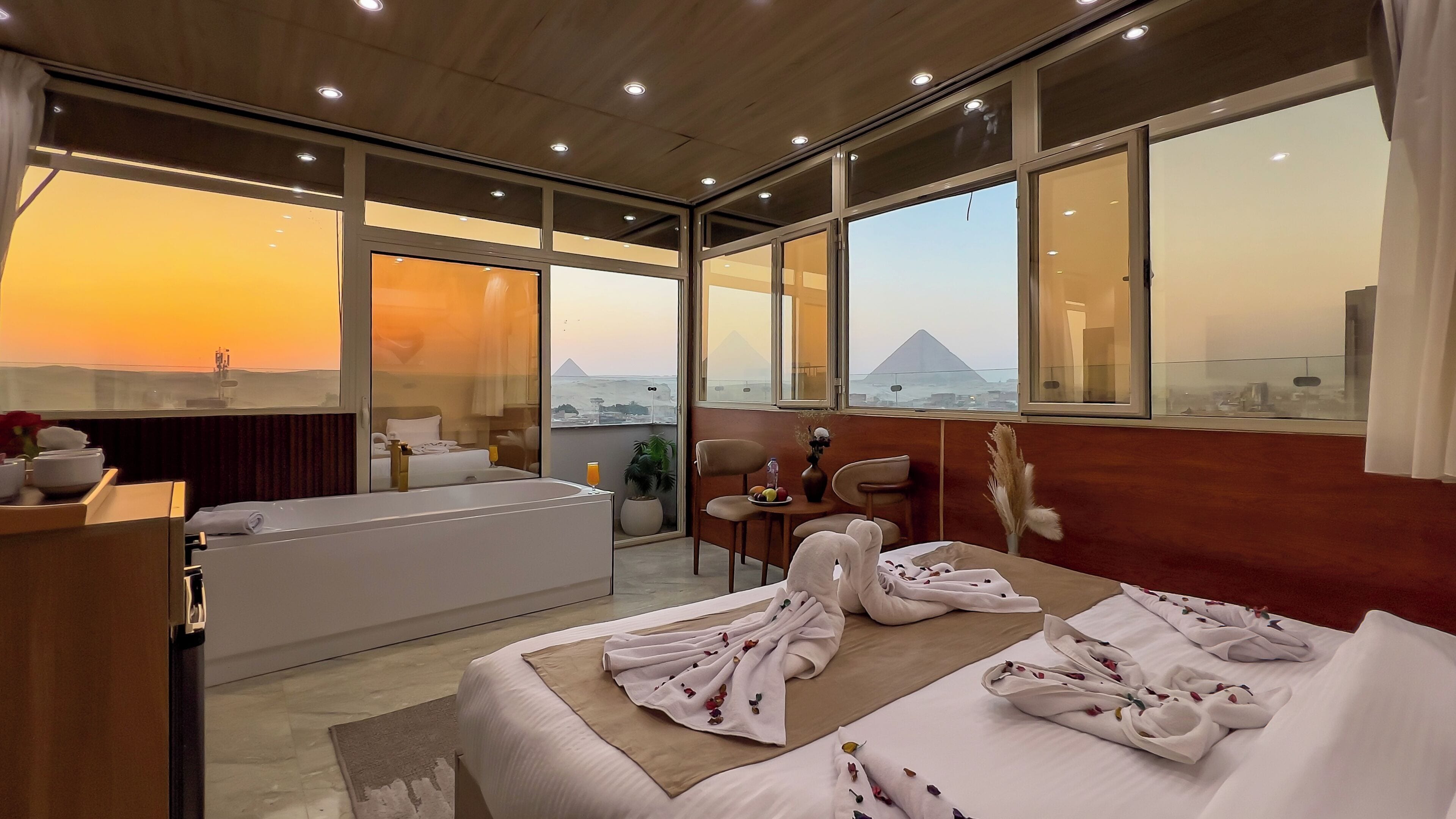 Panoramic Room, Hot Tub, Mountain View | Cadar kapas Mesir, ruang kerja komputer riba, langsir/tirai gelap terus 