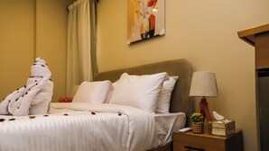 Classic Room, 1 Queen Bed, City View - Pyramids Palace View (Giza)