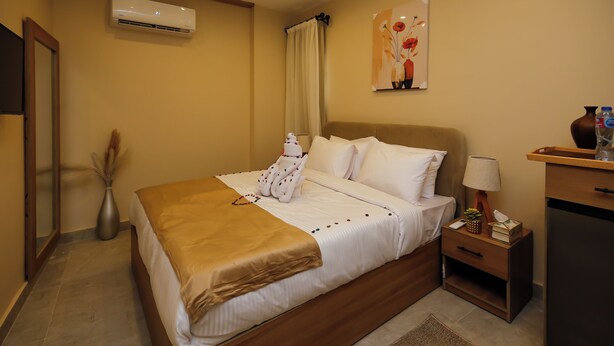Classic Room, 1 Queen Bed, City View - Pyramids Palace View (Giza)