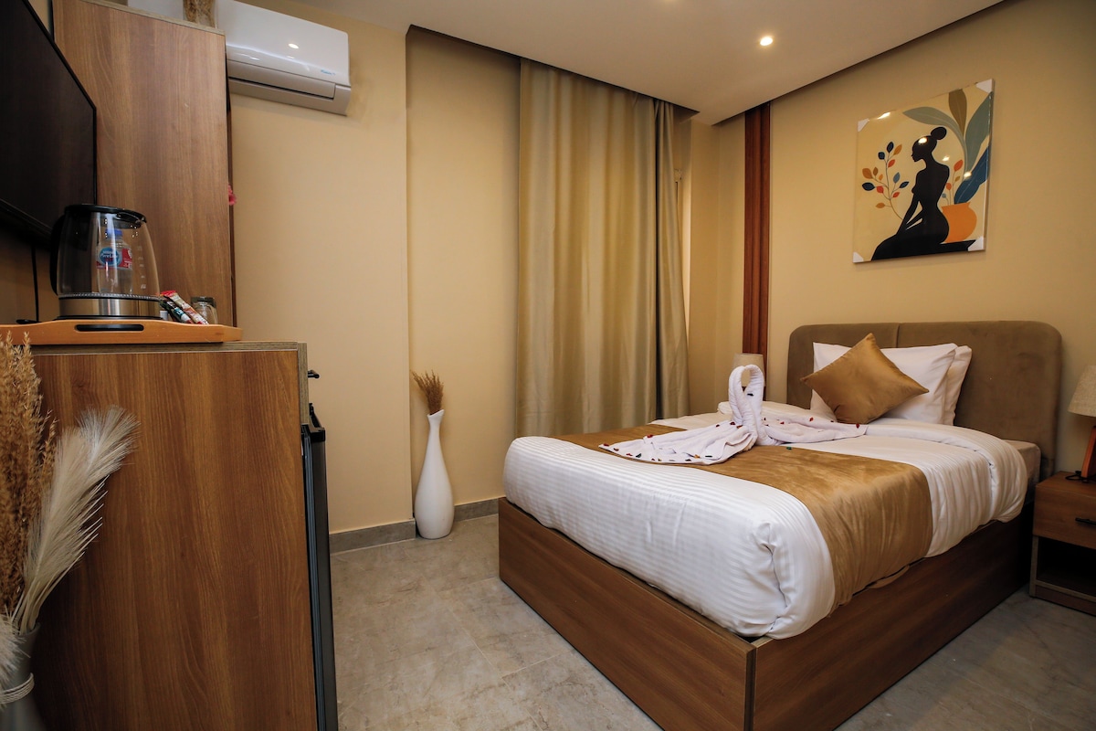 Classic Room, 1 Large Twin Bed, City View | Egyptian cotton sheets, premium bedding, memory foam beds, minibar