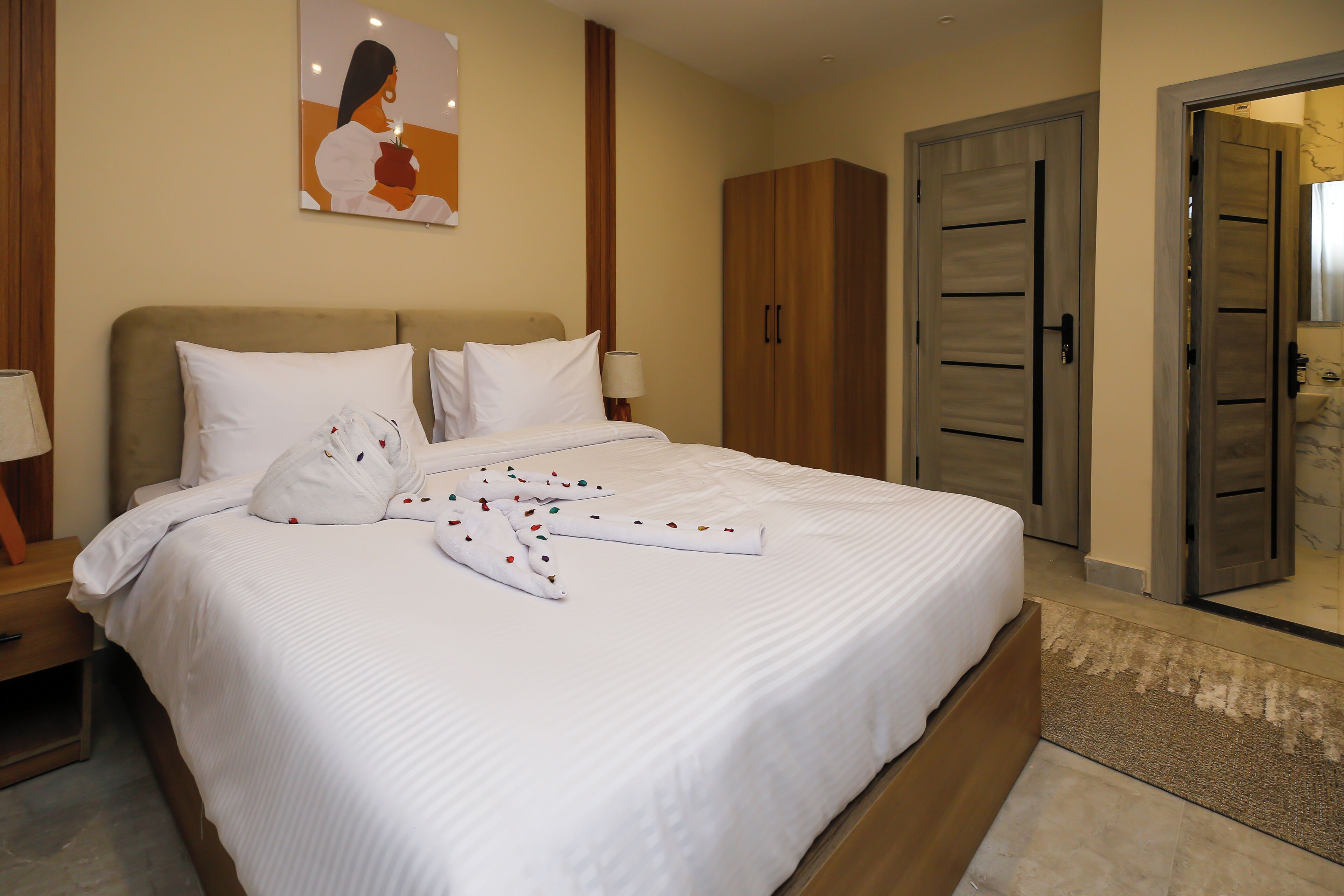 Habitación clásica, 1 cama Queen size, servicio de limpieza, vista a la ciudad | Sábanas de algodón egipcio y ropa de cama de alta calidad 