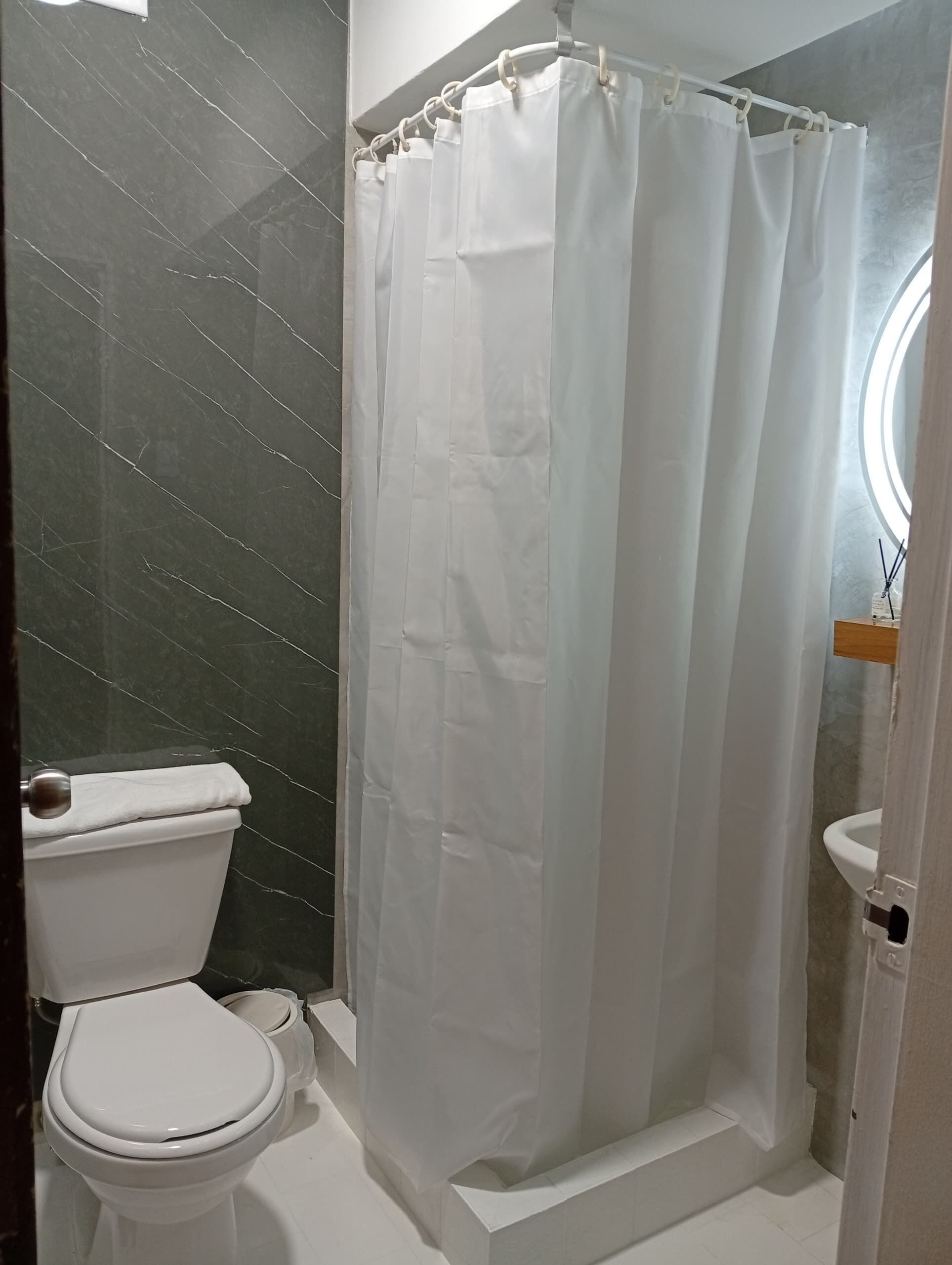 Toallas, jabón, papel de baño 