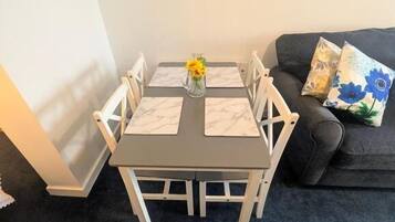 Superior Studio Suite, Courtyard View | Dining
