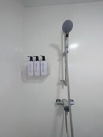 Chuveiro, produtos de toalete grátis, secador de cabelo