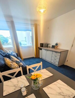 Suite Studio Supérieure, vue cour intérieure | Coin séjour