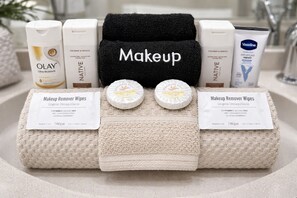 Haartrockner, Handtücher, Seife, Toilettenpapier