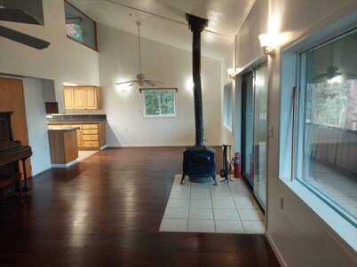 6-bedroom house in the woods, 2900', 8 miles to town, 10 miles to Mission Ridge