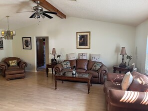 Living area - Beautiful 2-bedroom house with in convenient Spring Hill (Spring Hill)