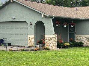 Exterior - Beautiful 2-bedroom house with in convenient Spring Hill (Spring Hill)