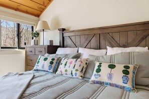 Escritorio, wifi y ropa de cama 