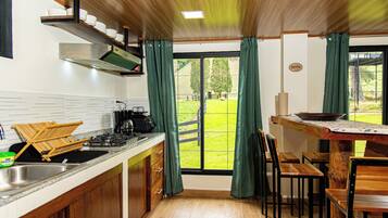 Frigorífico, microondas, placa de cocina y cafetera o tetera