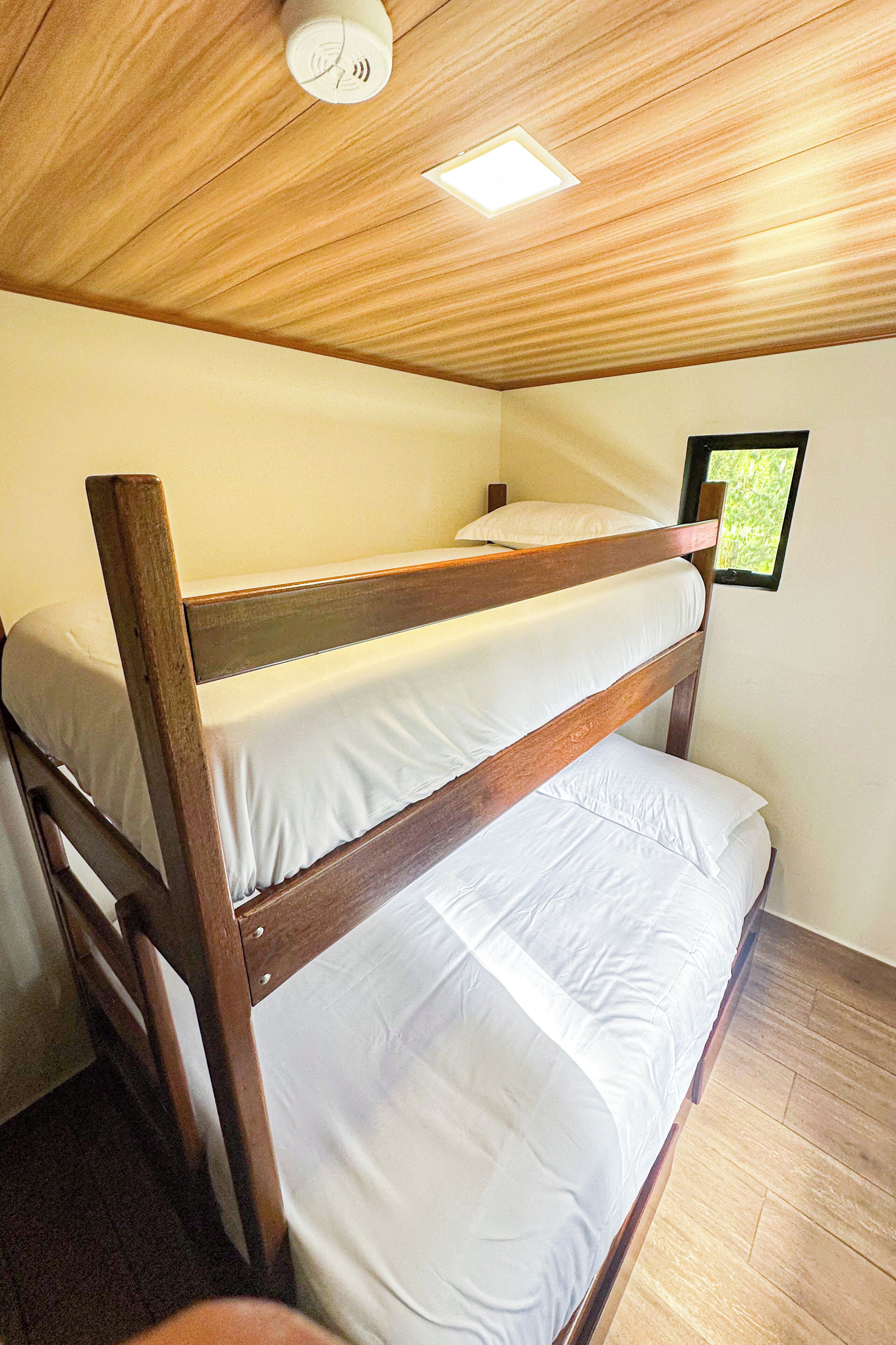 Escritorio, wifi gratis y ropa de cama 
