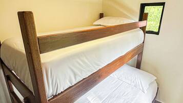 Escritorio, wifi gratis y ropa de cama