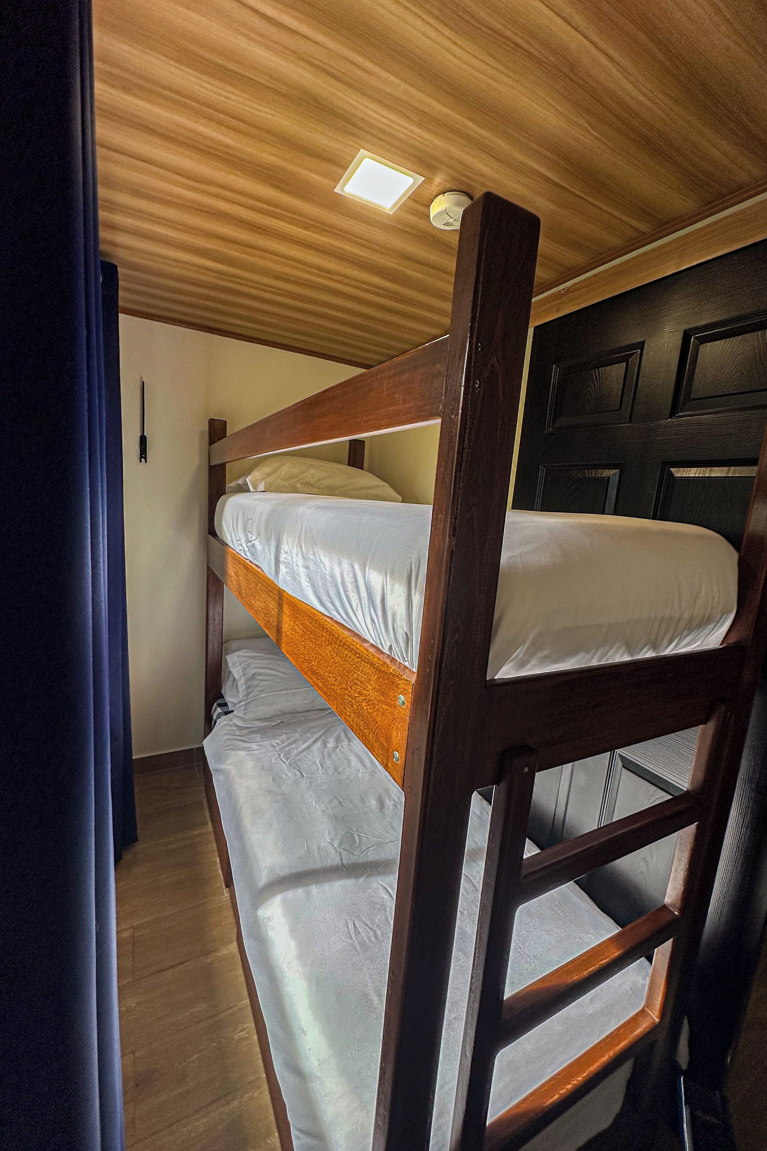 Escritorio, wifi gratis, ropa de cama