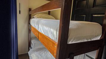 Escritorio, wifi gratis, ropa de cama