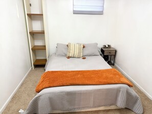 2 bedrooms, iron/ironing board, free WiFi, bed sheets - Charming 2-bedroom lake front Cottage.  Sleeps 9 in Remus, West of Mt Pleasant (Remus)
