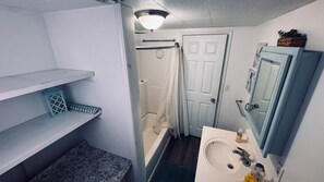 Hiustenkuivaaja, pyyhkeet, vessapaperi
